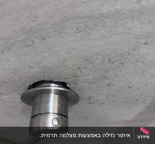 ברז מתכת מותקן על קיר בטון